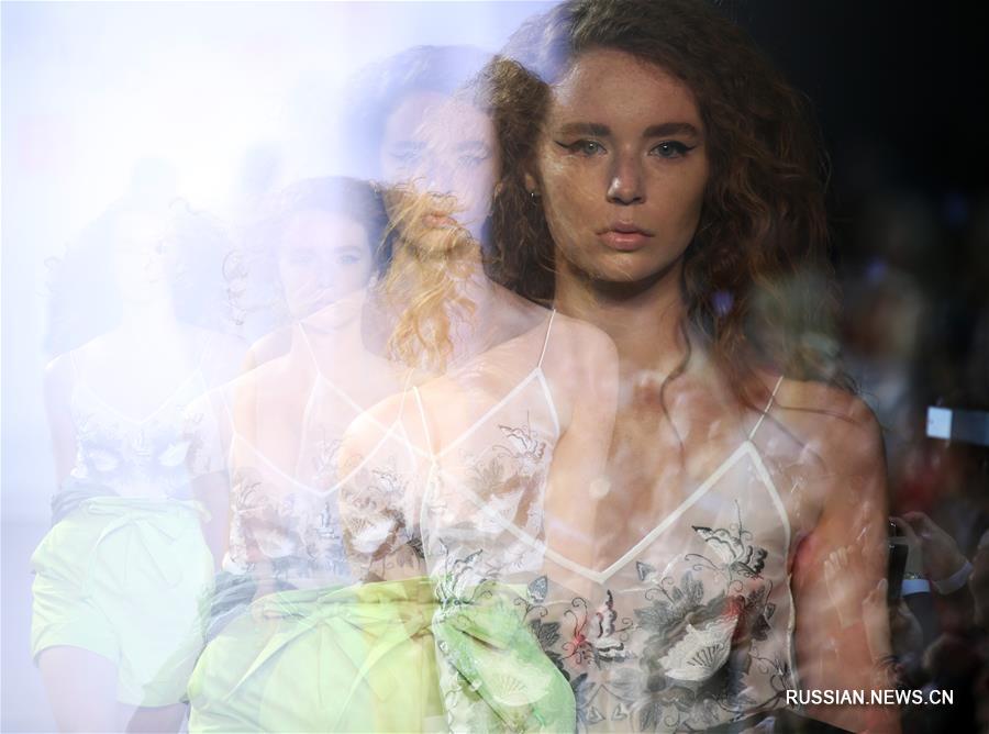 Показ коллекции китайской модной марки Taoray Taoray на Неделе моды в Нью-Йорке