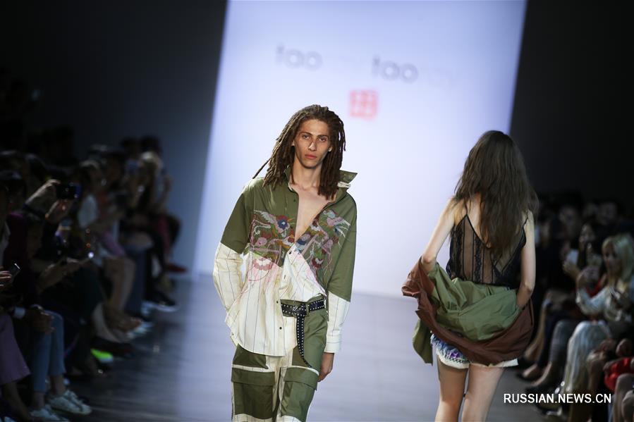 Показ коллекции китайской модной марки Taoray Taoray на Неделе моды в Нью-Йорке