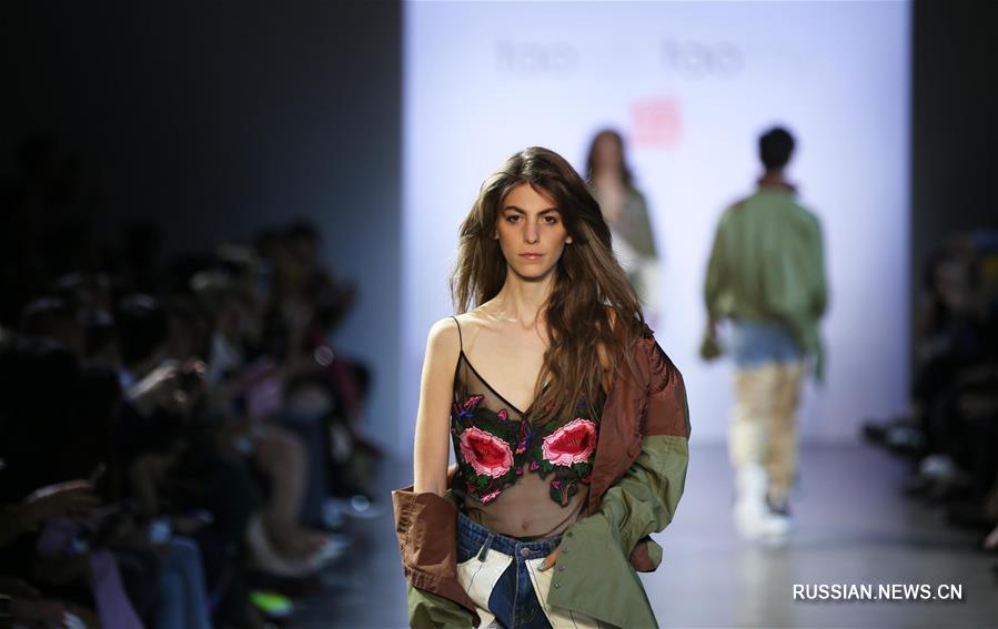 Показ коллекции китайской модной марки Taoray Taoray на Неделе моды в Нью-Йорке