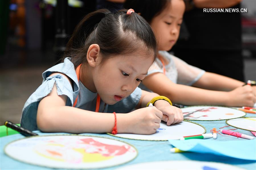 Китайские дети ознакомились с традиционной культурой страны во время Праздника середины осени