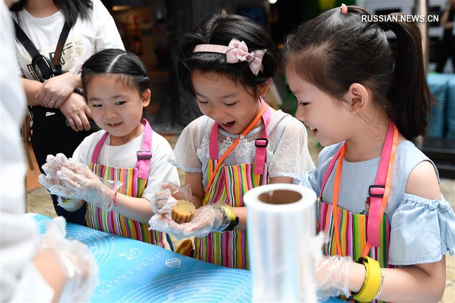 Китайские дети ознакомились с традиционной культурой страны во время Праздника середины осени