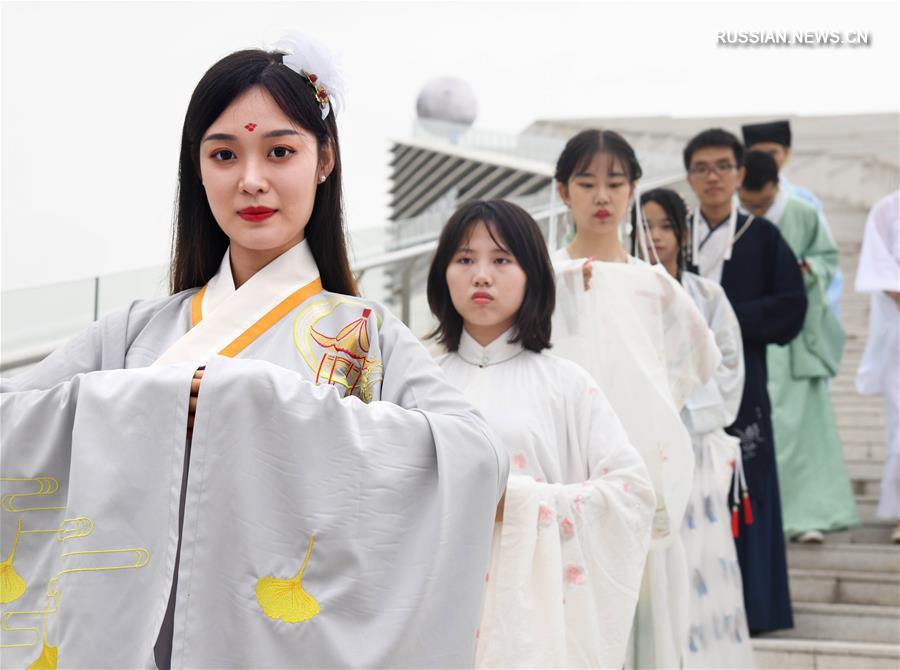 Праздничная акция любителей ханьской национальной одежды в Циндао