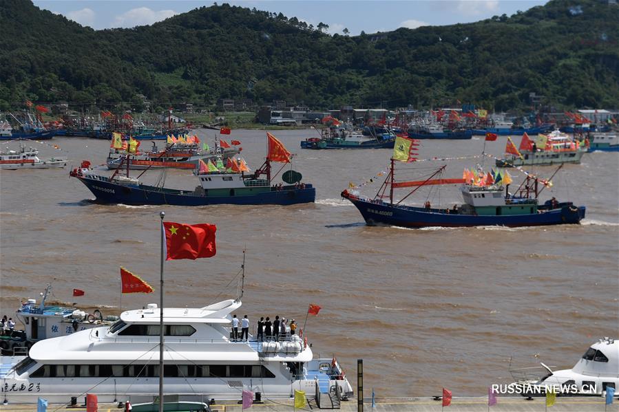 В Восточно-Китайском море закончился мораторий на рыбную ловлю, тысячи судов в провинции Чжэцзян отправились на промысел