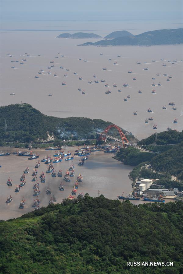 В Восточно-Китайском море закончился мораторий на рыбную ловлю, тысячи судов в провинции Чжэцзян отправились на промысел