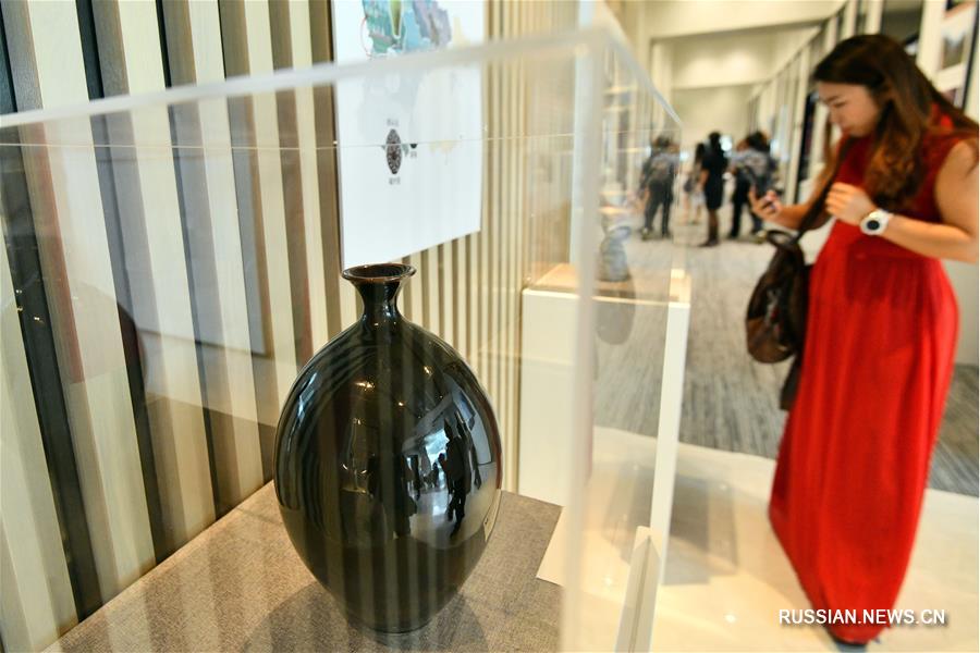 В Куала-Лумпуре проходит выставка керамических изделий из провинции Хэбэй 