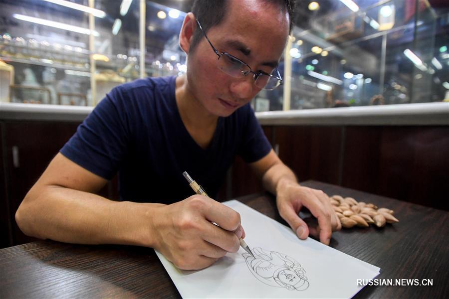 Мастер из провинции Хунань воплощает свои творческие замыслы на фруктовых косточках 