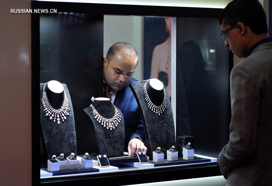 В Сянгане проходит выставка ювелирных изделий