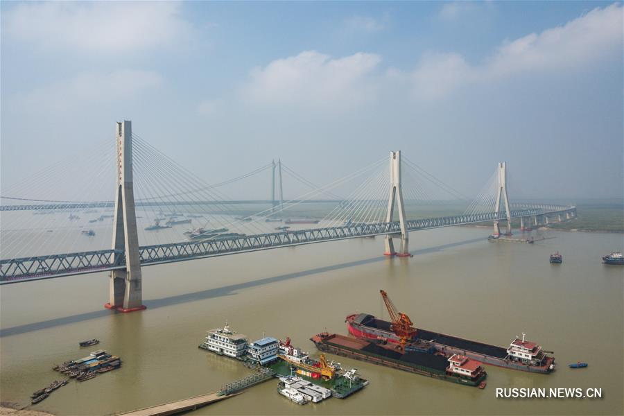 Большой Дунтинхуский мост железной дороги Хаолэбаоцзи -- Цзиань -- настоящая "жемчужина" на "длинном драконе из железа и стали"