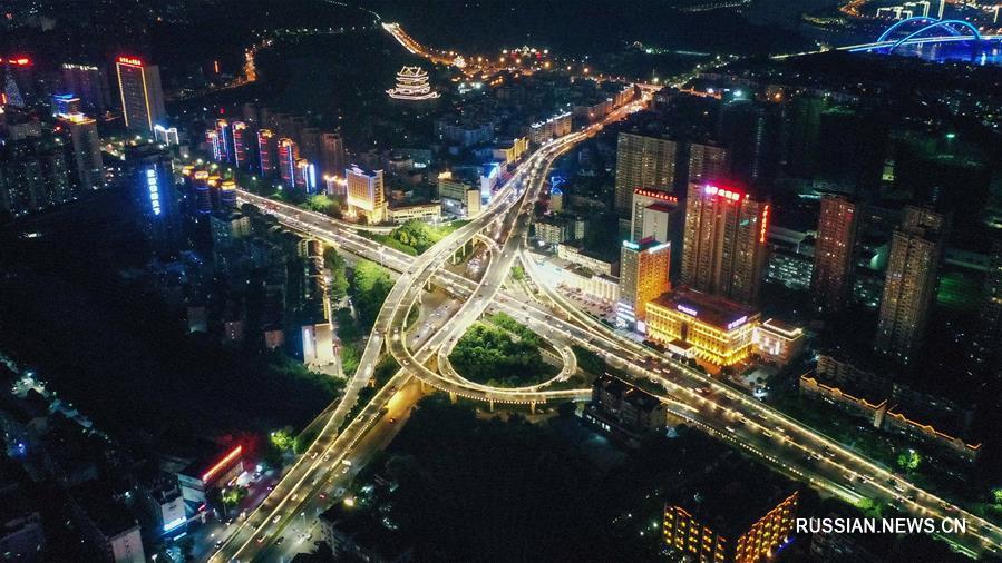 Ночной вид города Наньнин, в котором открылась 16-я ярмарка Китай - АСЕАН