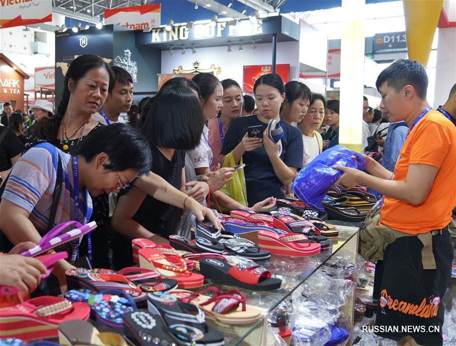 16-я ярмарка Китай - АСЕАН: фирменные товары местного производства привлекают посетителей