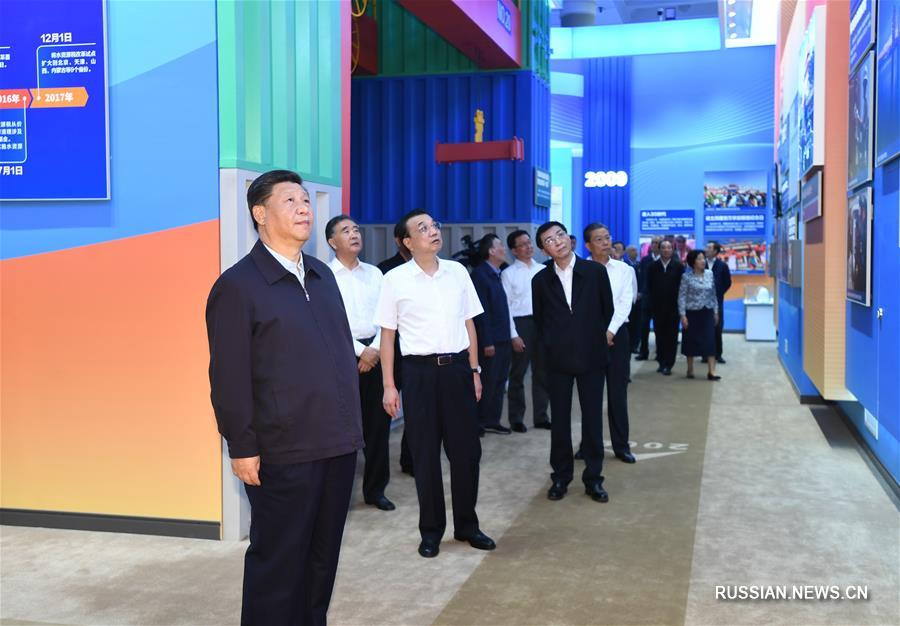 Си Цзиньпин и другие официальные лица посетили выставку достижений Китая