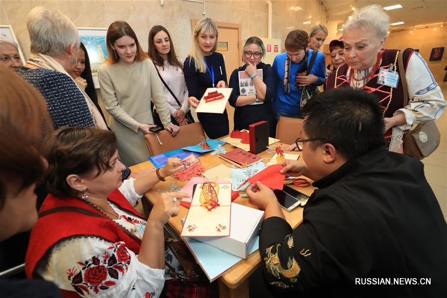 В Минске открылась совместная выставка народного творчества Китая и Беларуси