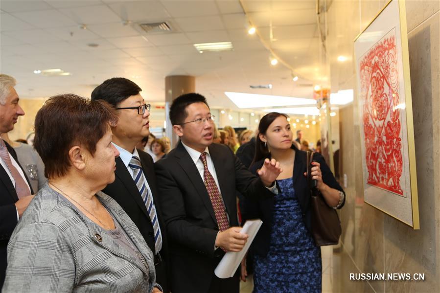 В Минске открылась совместная выставка народного творчества Китая и Беларуси