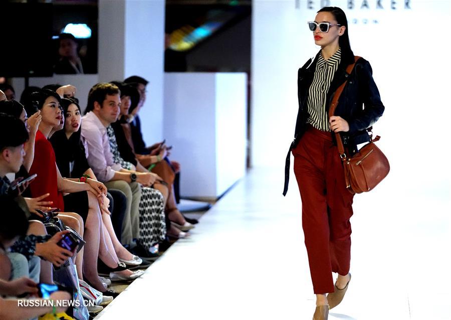 В Шанхае прошел модный показ одежды международных брендов  