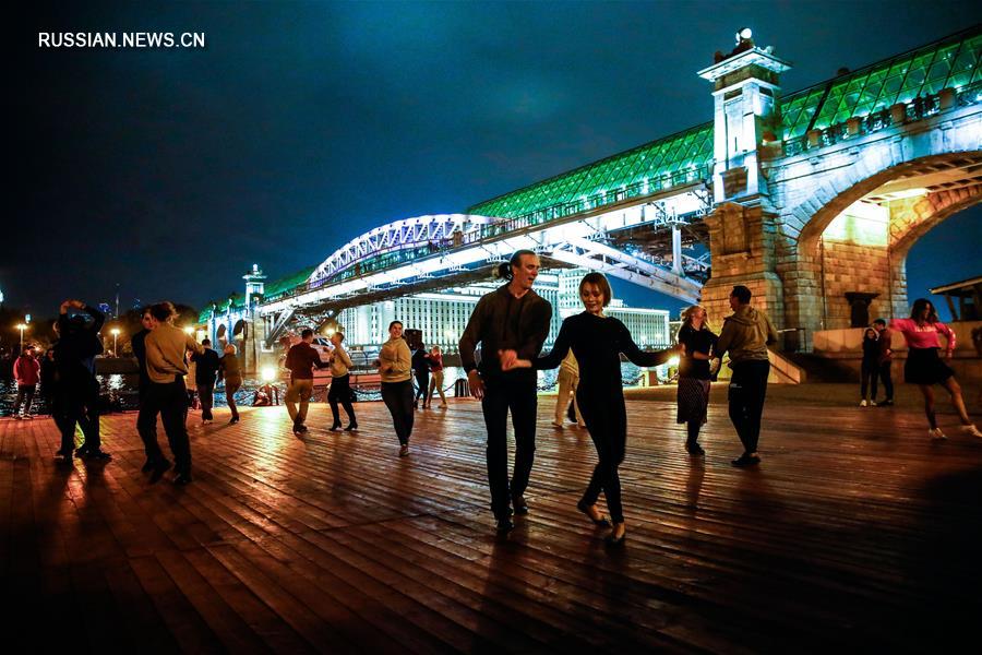 Последний в сезоне вечер уличных танцев в московском парке Горького