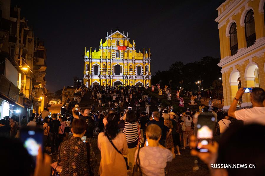 Большое световое шоу в Аомэне в честь 70-летия образования КНР