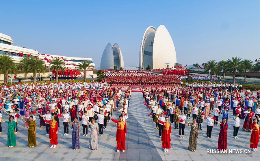 10 тыс жителей Чжухая исполнили песню в честь 70-летия образования КНР