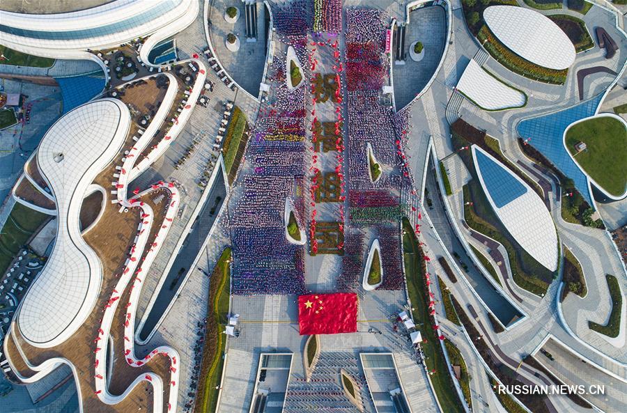 10 тыс жителей Чжухая исполнили песню в честь 70-летия образования КНР