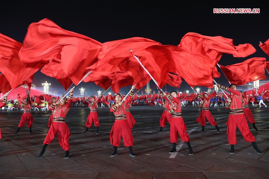 Проходит гала-представление по случаю Национального праздника КНР 