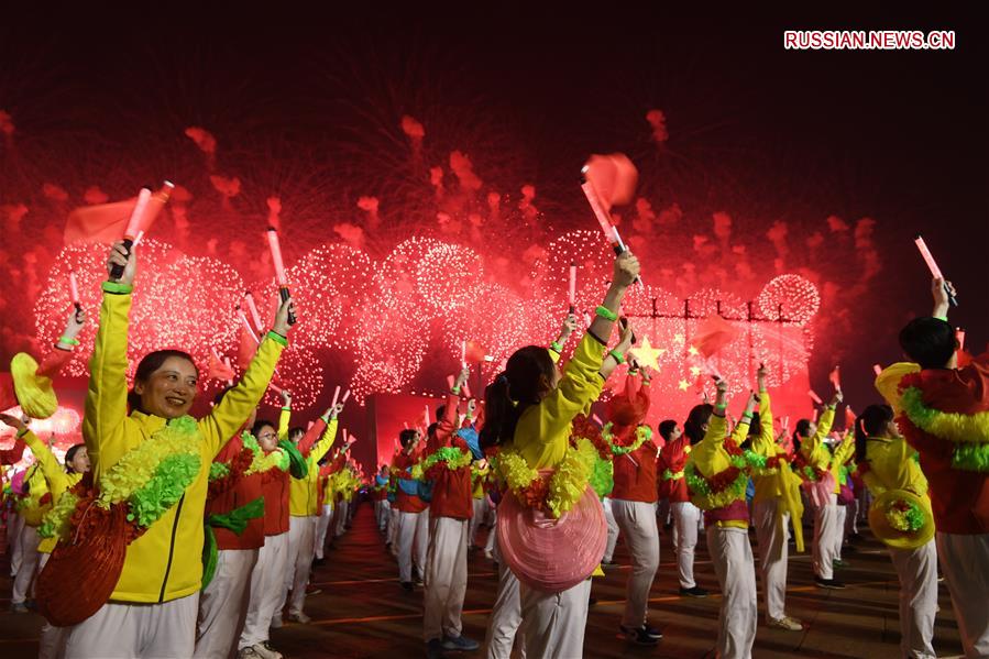 Проходит гала-представление по случаю Национального праздника КНР 