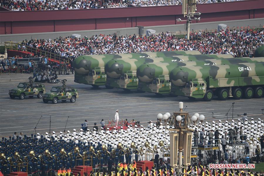 В Пекине состоялся торжественный военный парад по случаю 70-й годовщины образования КНР