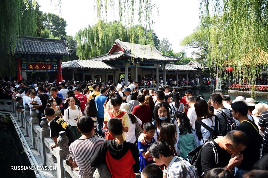 Туристический бум в цзинаньском парке у Бурлящего источника