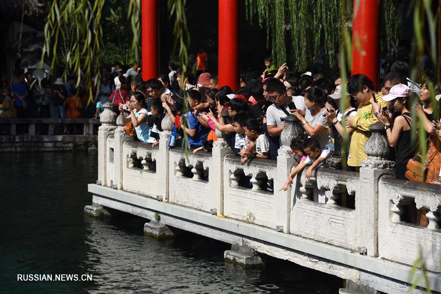Туристический бум в цзинаньском парке у Бурлящего источника