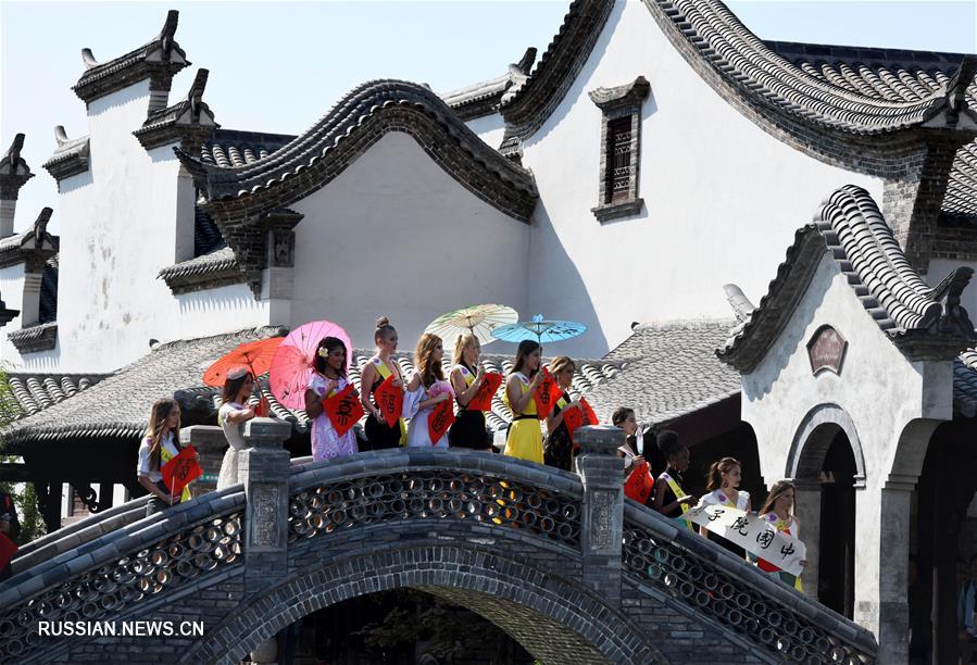 Участницы конкурса красоты "Мисс Туризм мира" 2019 в Циндао посетили "Китайский дворик" 
