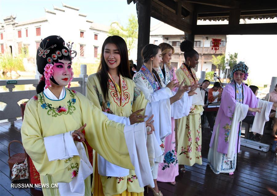 Участницы конкурса красоты "Мисс Туризм мира" 2019 в Циндао посетили "Китайский дворик" 