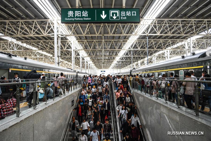 На железных дорогах Китая наблюдается пиковый наплыв пассажиров, возвращающихся из путешествий