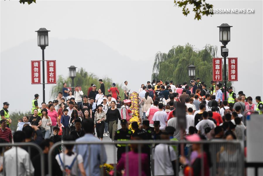 За дни каникул по случаю Дня образования КНР в Китае совершено 782 млн внутренних турпоездок