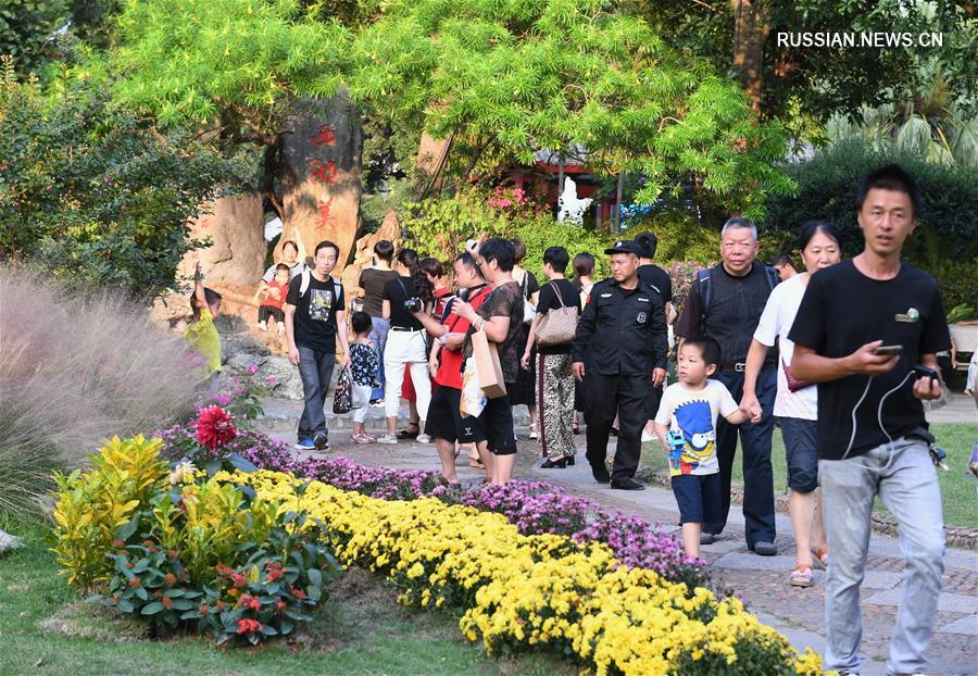 За дни каникул по случаю Дня образования КНР в Китае совершено 782 млн внутренних турпоездок
