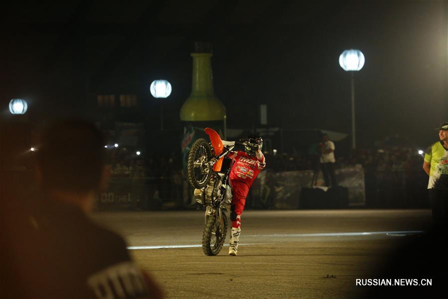 Соревнование по трюковой езде на спортивных мотоциклах в Исламабаде