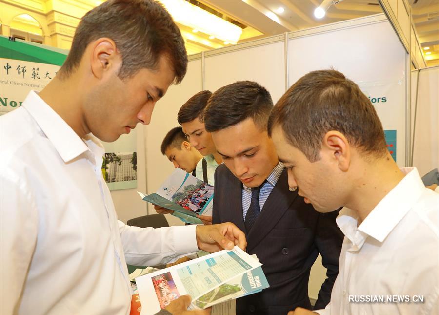 В Узбекистане открылась выставка "Высшее образование в Китае"