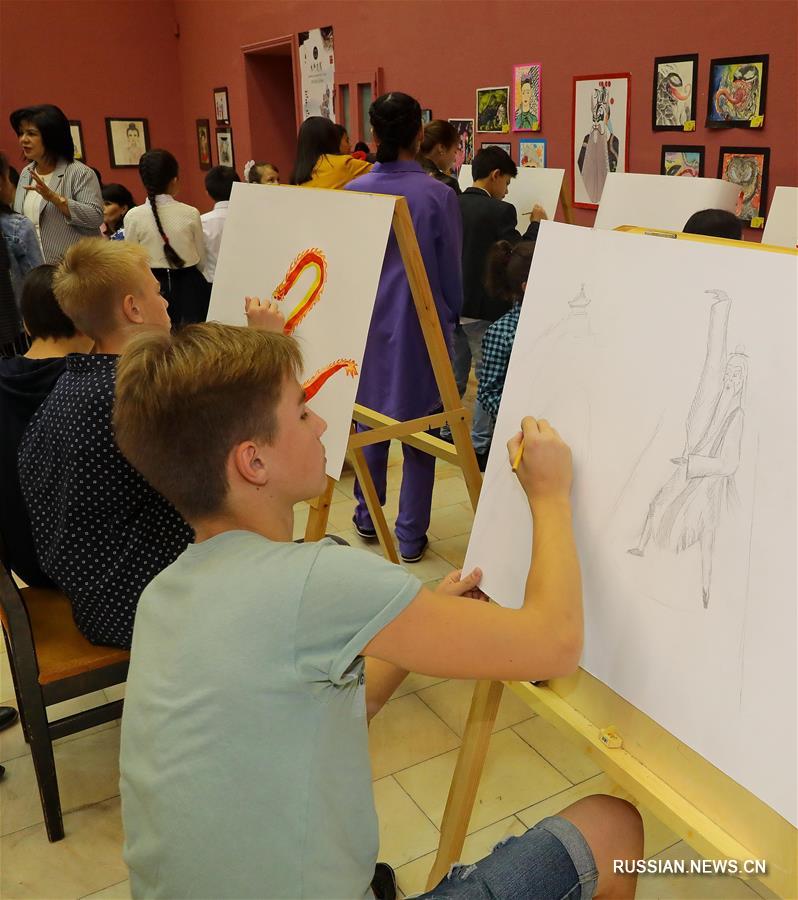 В Ташкенте открылась международная выставка рисунков китайских и узбекских детей “Цвета радуги”