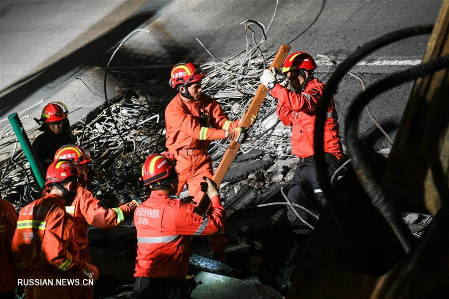 Три человека погибли в результате обрушения эстакадного моста в городе Уси на востоке Китая