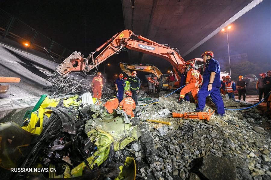 Три человека погибли в результате обрушения эстакадного моста в городе Уси на востоке Китая