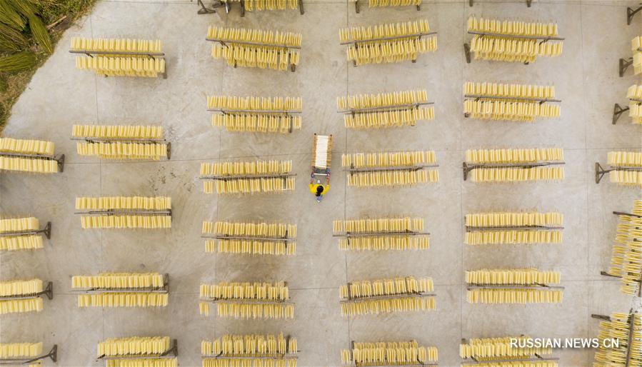 Сушка лапши в провинции Цзянси Китая 