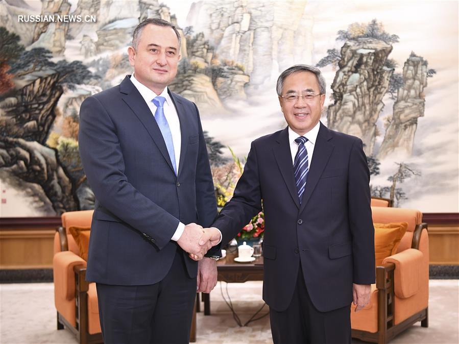 Ху Чуньхуа встретился с первым заместителем премьер-министра Таджикистана