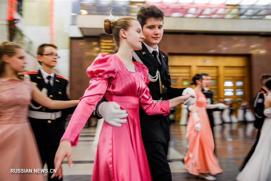 Кадетский бал прошел в Музее Победы в Москве