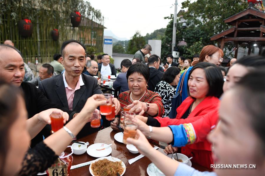 Фестиваль красного рисового вина и банкет "десяти блюд" в деревне народности шэ