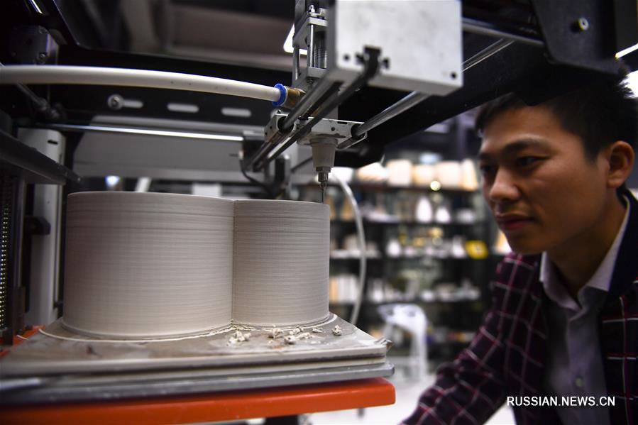 Создание фарфоровых изделий на 3D-принтере стало модным в "фарфоровой столице" Китая  
