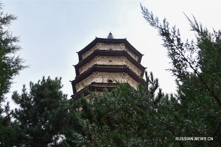 "Белая башня" с тысячелетней историей в автономном районе Внутренняя Монголия 