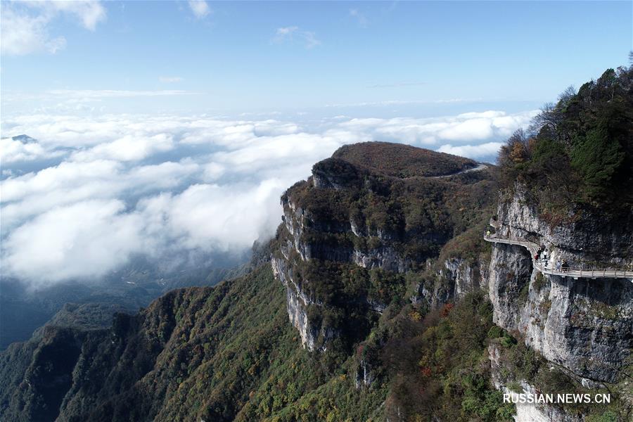 Гора Лунтоушань в провинции Шэньси: парящая над морем облаков