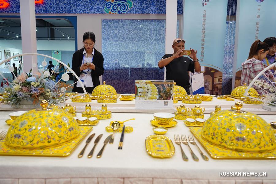 Китайские и зарубежные производители керамики и фарфора собрались на выставке в Цзиндэчжэнь 