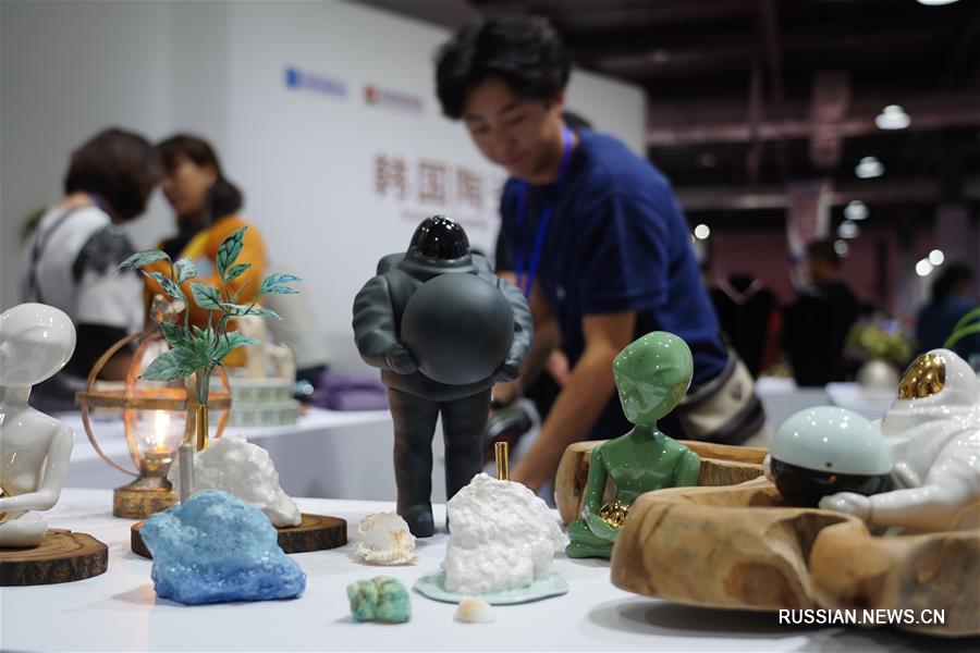 Китайские и зарубежные производители керамики и фарфора собрались на выставке в Цзиндэчжэнь 