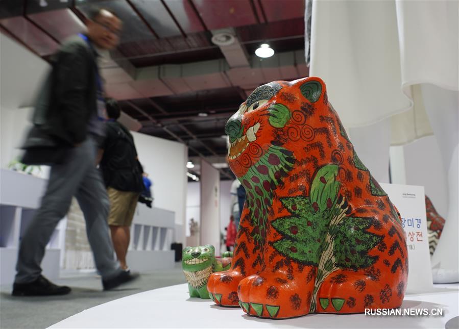 Китайские и зарубежные производители керамики и фарфора собрались на выставке в Цзиндэчжэнь