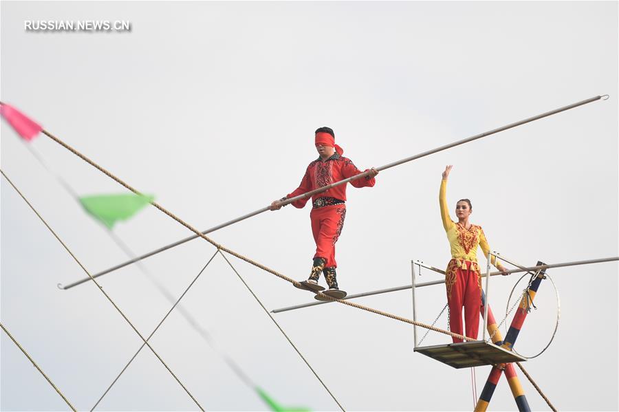 Артисты цирковой труппы "Давацзи" дали представление в Чжэцзянском университете 