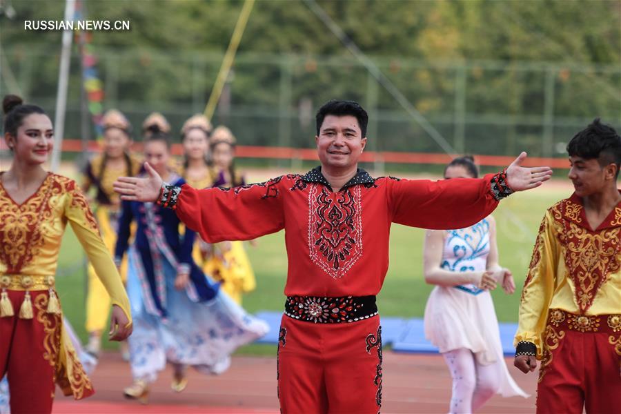 Артисты цирковой труппы "Давацзи" дали представление в Чжэцзянском университете 
