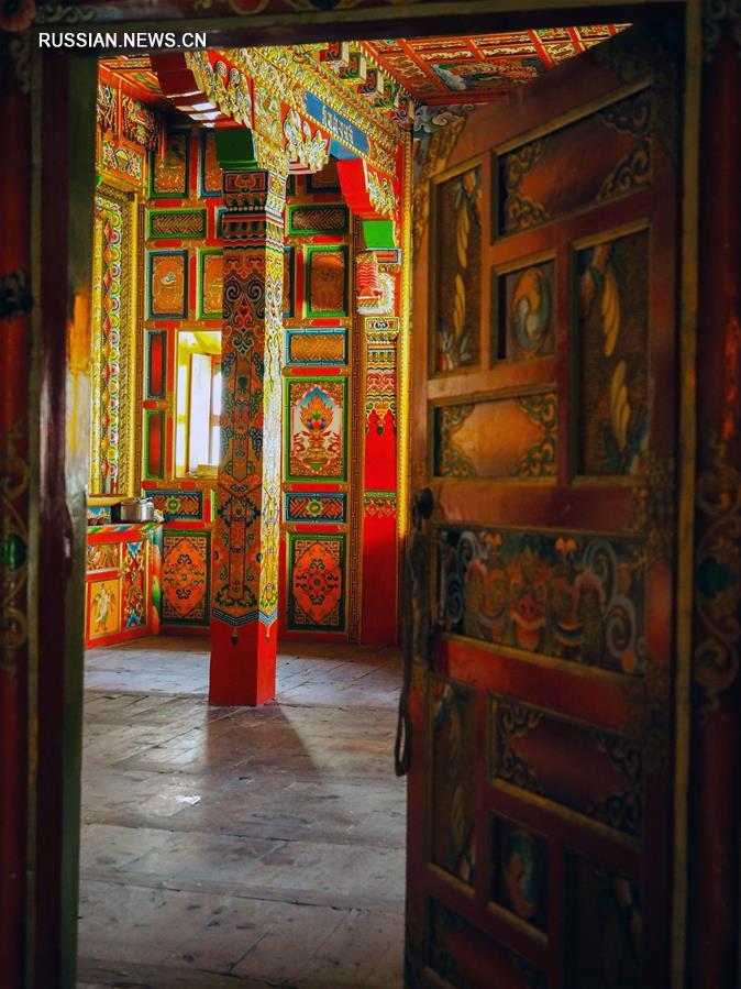 Старинный тибетский особняк среди шумных городских кварталов